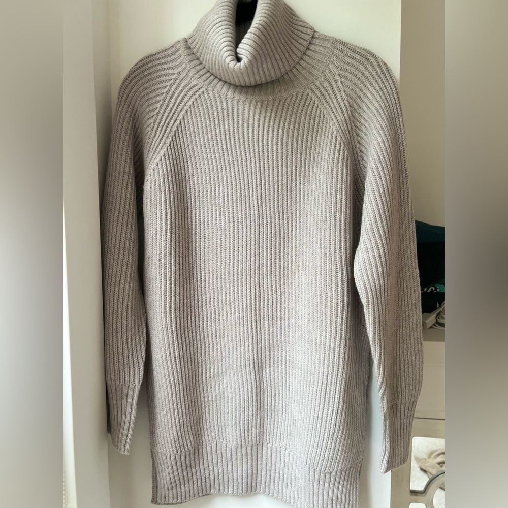 EUC Aritzia Turtleneck Sweater in Light Gray Size XXS